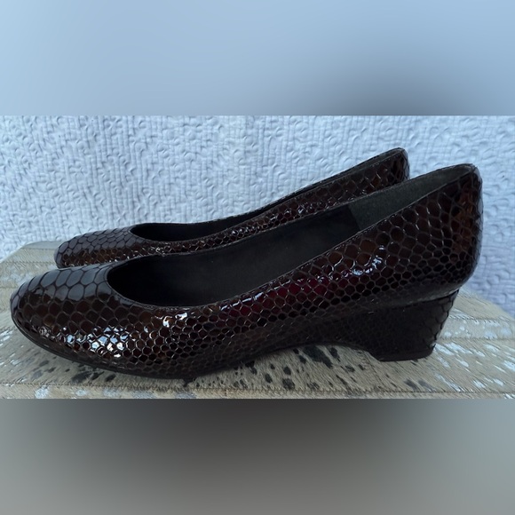 Stuart Weitzman Croc-Embossed Wedge Pumps – Brown | Women’s 8.5 - Picture 4 of 8